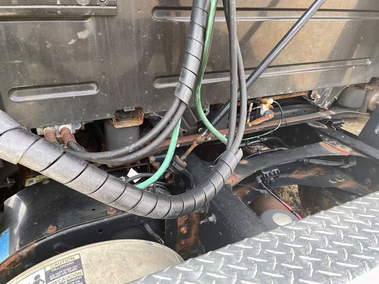 #115-•-2013-volvo-single-axle-day-cab-semi-tractor-(has-wi-title)-image-46