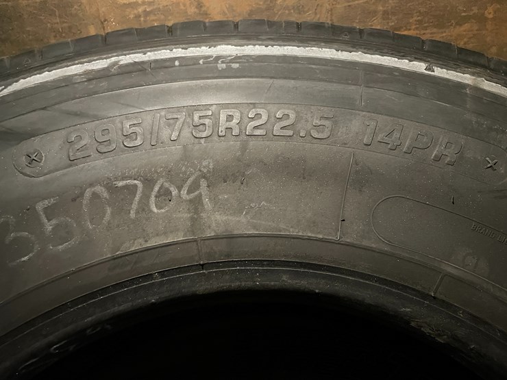 #10742-•-(4)-recapped-semi-tires-image-8