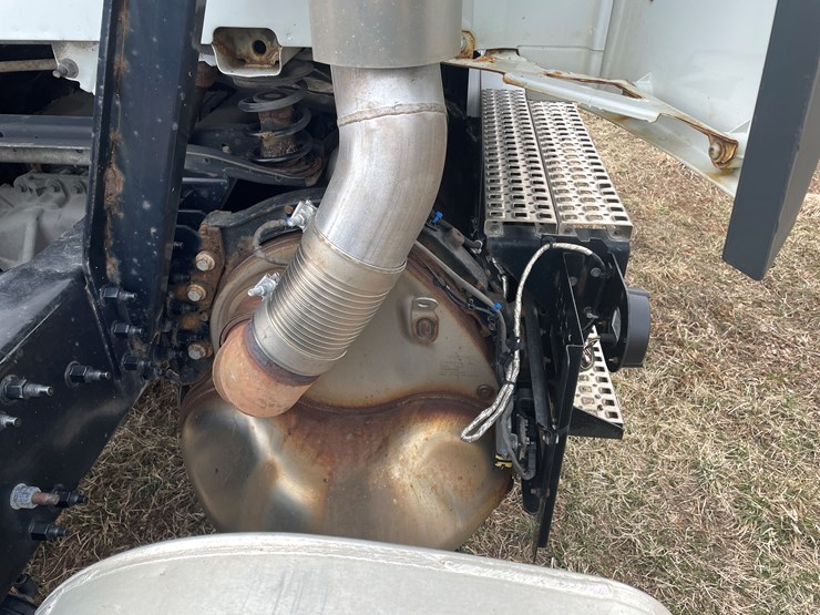 #116-•-2018-volvo-single-axle-day-cab-semi-tractor-(has-wi-title)-image-20