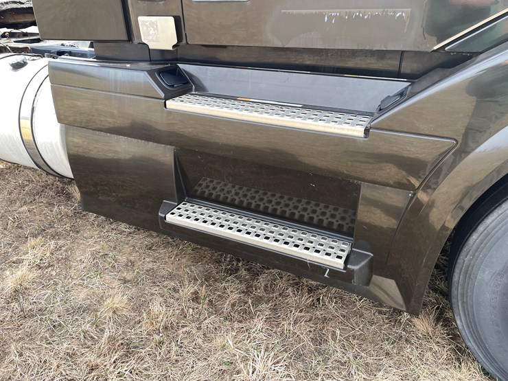 #115-•-2013-volvo-single-axle-day-cab-semi-tractor-(has-wi-title)-image-18