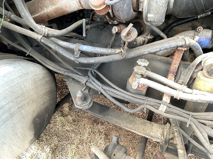 #128-•-2003-western-star-sleeper-cab-semi-tractor-(has-wi-title)-(non-runner)-image-64