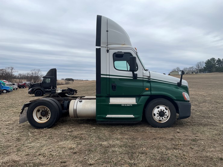 #114-•-2017-freightliner-single-axle-day-cab-semi-tractor-(has-wi-title)-image-4