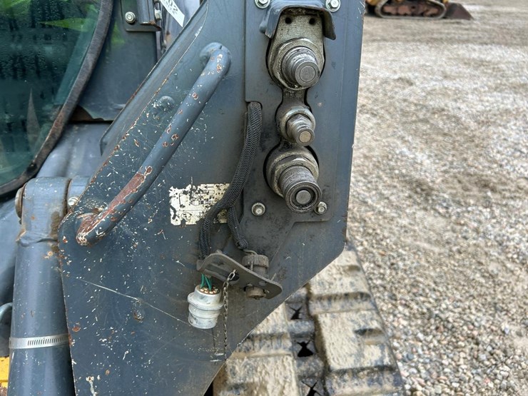 2017-deere-323e-image-11