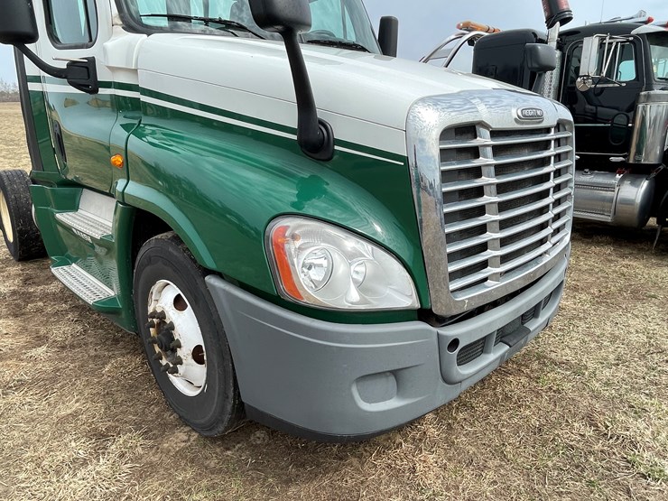 #113-•-2017-freightliner-single-axle-day-cab-semi-tractor-(has-wi-title)-image-38