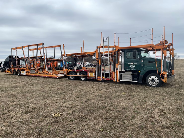 #110-•-2014-volvo-car-hauler-semi-and-trailer-(has-wi-title)-image-3