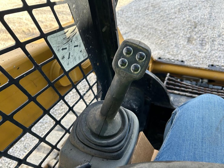 2015-caterpillar-259d-image-24