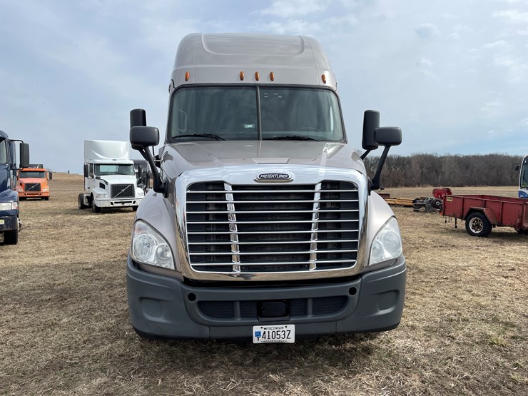 #104-•-2016-freightliner-cascade-evolution-sleeper-cab-semi-tractor-(has-wi-title)-image-2
