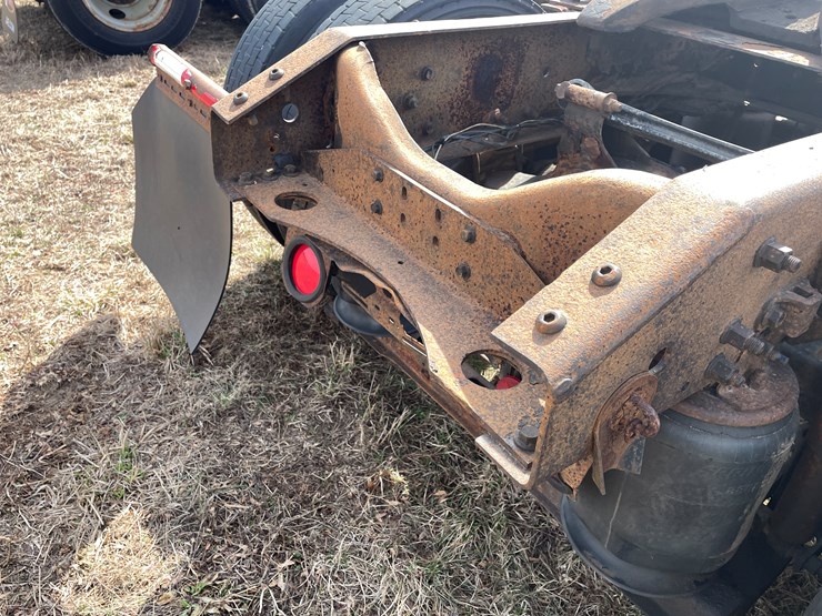 #123-•-2006-volvo-day-cab-semi-tractor-(has-wi-title)-image-40