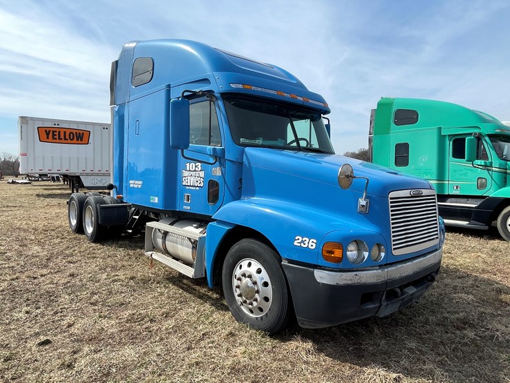 #134-•-2001-freightliner-century-class-sleeper-cab-semi-tractor-(has-wi-title)-(non-runner)-image-3