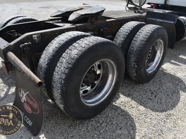 2012-peterbilt-384-image-22