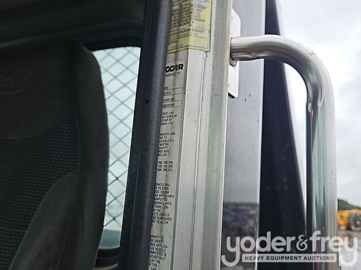 2016-peterbilt-348-image-40