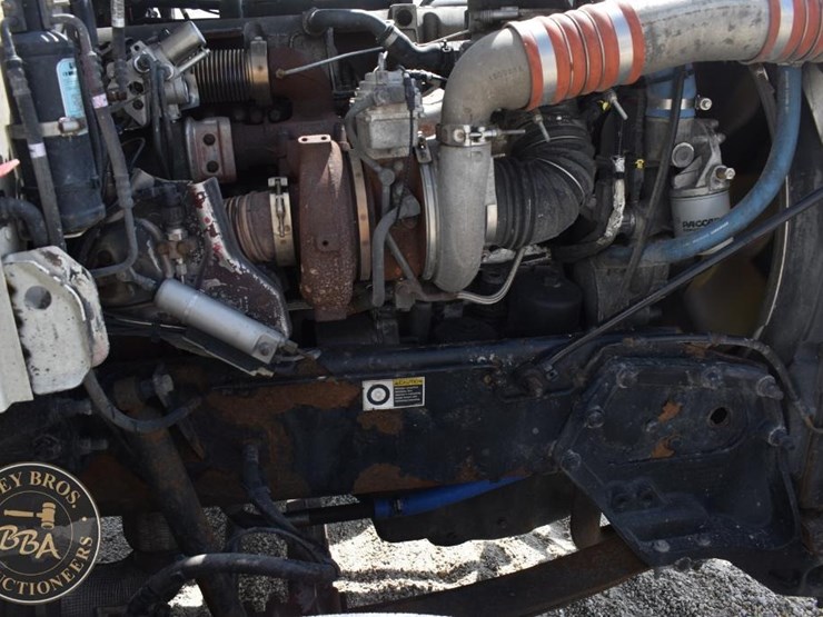 2012-peterbilt-384-image-33