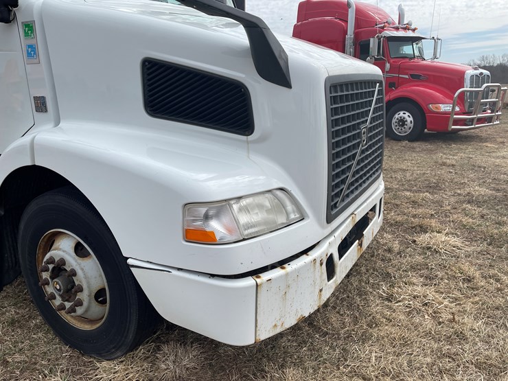 #116-•-2018-volvo-single-axle-day-cab-semi-tractor-(has-wi-title)-image-14