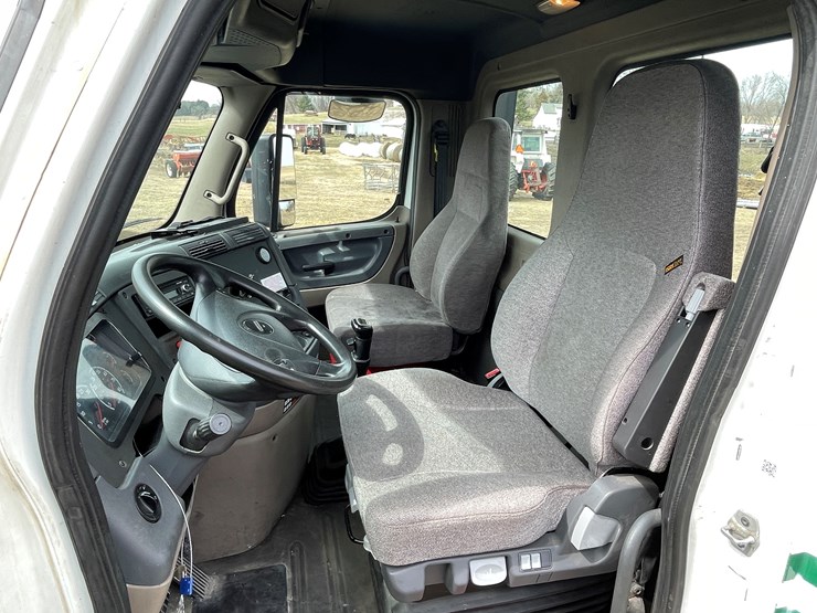 #113-•-2017-freightliner-single-axle-day-cab-semi-tractor-(has-wi-title)-image-56