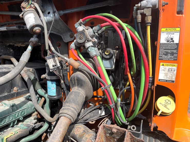 #122-•-2009-volvo-day-cab-semi-tractor-(has-wi-title)-image-58