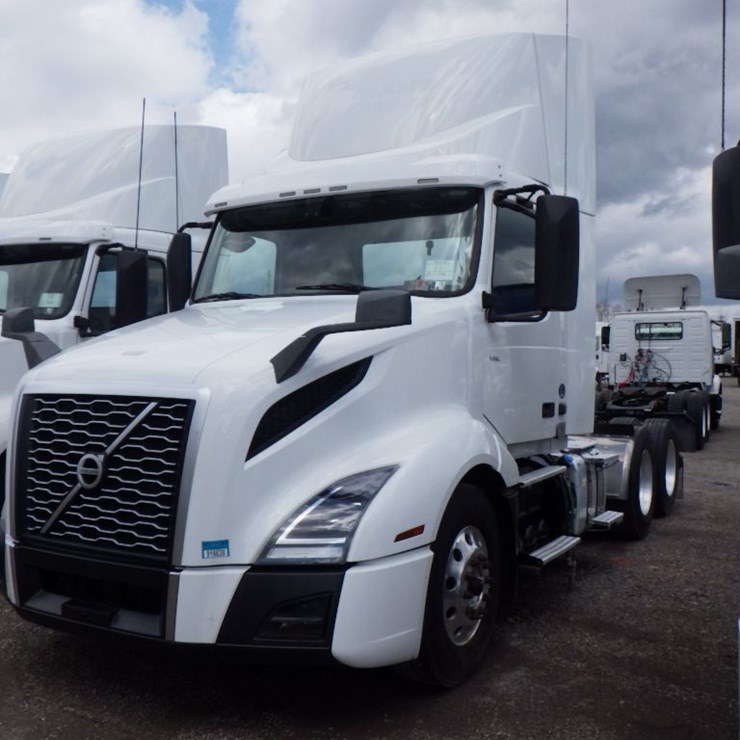 2021 VOLVO VNR300