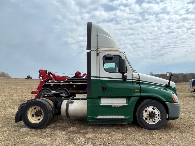 #113-•-2017-freightliner-single-axle-day-cab-semi-tractor-(has-wi-title)-image-4