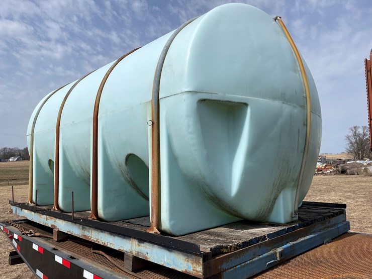 #212-•-900-gallon-poly-tank-on-heavy-duty-skid-image-3