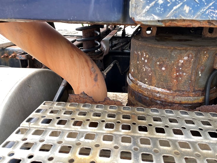 #117-•-2009-volvo-day-cab-semi-tractor-(has-wi-title)-image-21