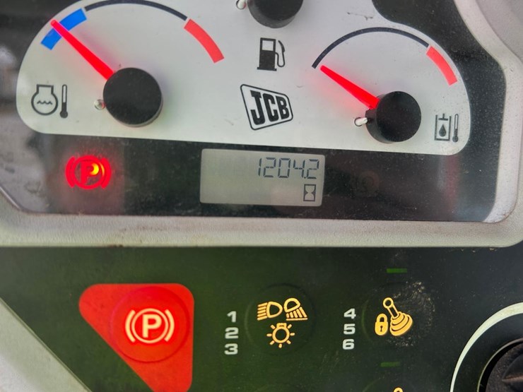 2021-jcb-3ts-8t-image-25