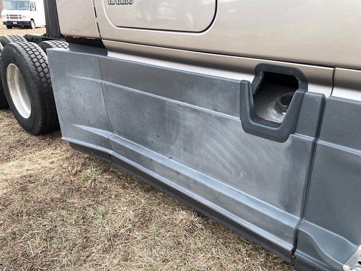 #104-•-2016-freightliner-cascade-evolution-sleeper-cab-semi-tractor-(has-wi-title)-image-16