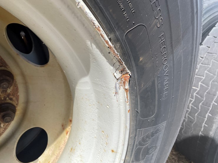 #123-•-2006-volvo-day-cab-semi-tractor-(has-wi-title)-image-53