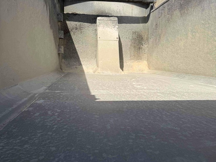 2009-mack-gu713-tri-axle-dump-image-17