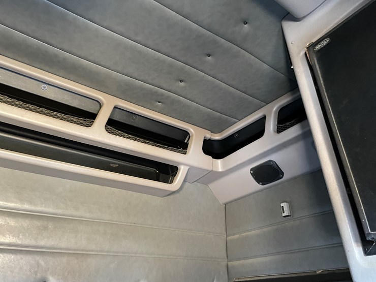 #3937-•-semi-sleeper-cab-image-9
