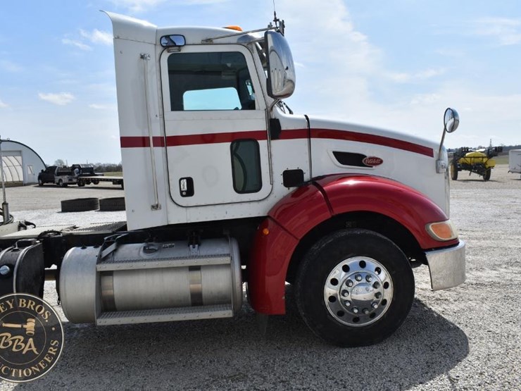 2012-peterbilt-384-image-14