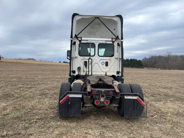 #114-•-2017-freightliner-single-axle-day-cab-semi-tractor-(has-wi-title)-image-6