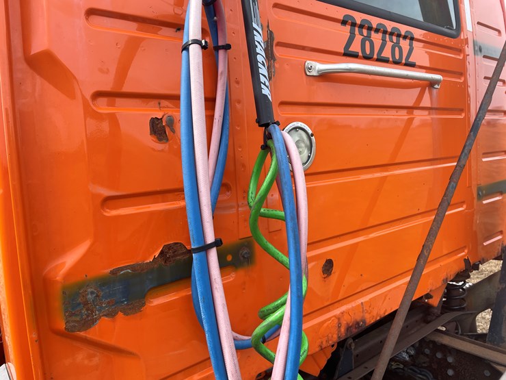 #121-•-2009-volvo-day-cab-semi-tractor-(has-wi-title)-image-54