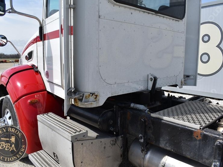 2012-peterbilt-384-image-18