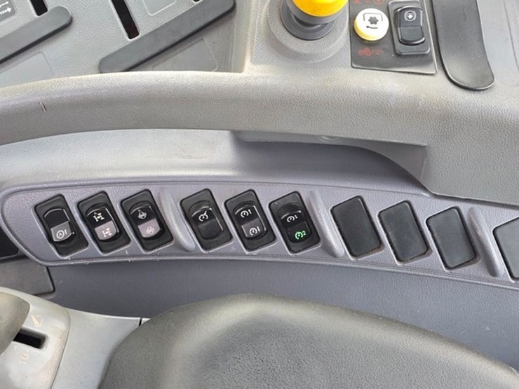 2006-new-holland-ts135a-image-66