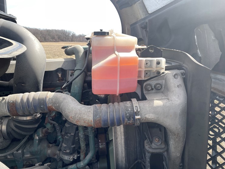 #115-•-2013-volvo-single-axle-day-cab-semi-tractor-(has-wi-title)-image-60