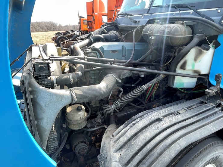 #134-•-2001-freightliner-century-class-sleeper-cab-semi-tractor-(has-wi-title)-(non-runner)-image-55