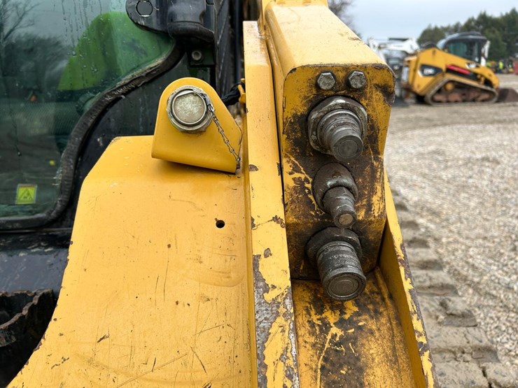 2021-caterpillar-299d3-image-11