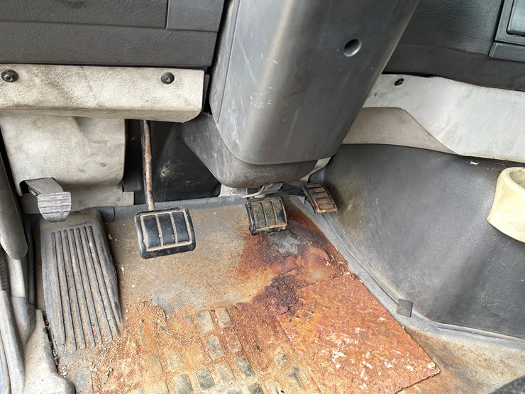 #117-•-2009-volvo-day-cab-semi-tractor-(has-wi-title)-image-67