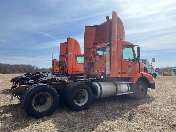 #123-•-2006-volvo-day-cab-semi-tractor-(has-wi-title)-image-4