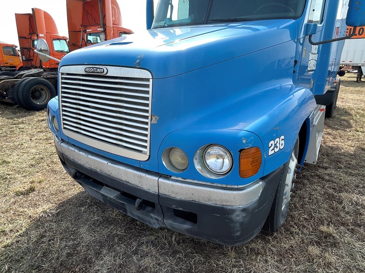 #134-•-2001-freightliner-century-class-sleeper-cab-semi-tractor-(has-wi-title)-(non-runner)-image-10