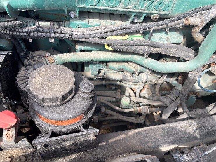 #115-•-2013-volvo-single-axle-day-cab-semi-tractor-(has-wi-title)-image-56