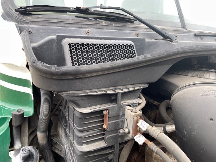 #114-•-2017-freightliner-single-axle-day-cab-semi-tractor-(has-wi-title)-image-64