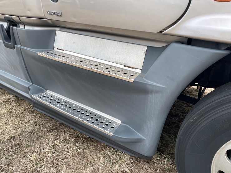 #104-•-2016-freightliner-cascade-evolution-sleeper-cab-semi-tractor-(has-wi-title)-image-15