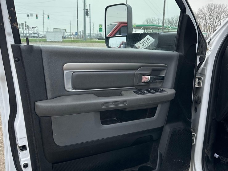 2018-ram-3500-slt-image-18