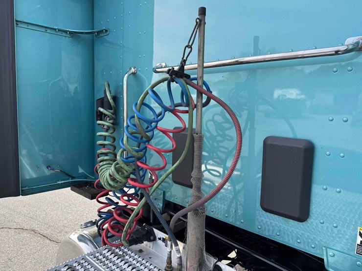 2023-peterbilt-579-image-10