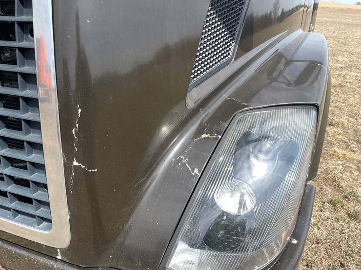 #115-•-2013-volvo-single-axle-day-cab-semi-tractor-(has-wi-title)-image-13