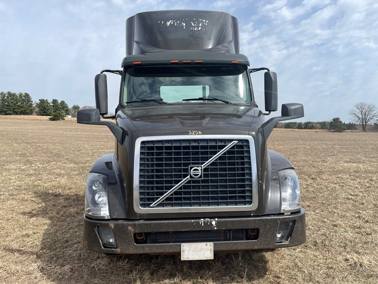 #115-•-2013-volvo-single-axle-day-cab-semi-tractor-(has-wi-title)-image-2