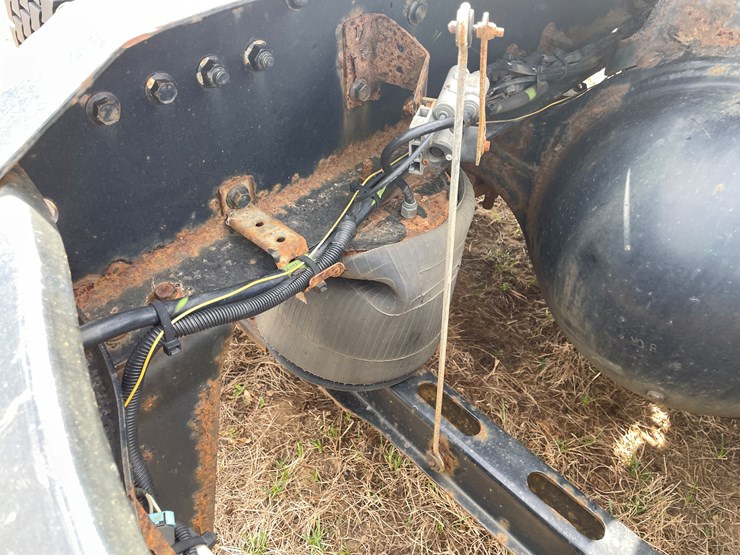 #115-•-2013-volvo-single-axle-day-cab-semi-tractor-(has-wi-title)-image-37