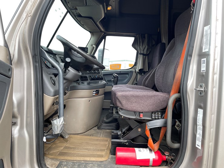 #104-•-2016-freightliner-cascade-evolution-sleeper-cab-semi-tractor-(has-wi-title)-image-54