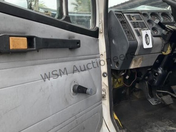 1996-freightliner-fl70-image-25