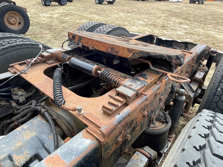 #128-•-2003-western-star-sleeper-cab-semi-tractor-(has-wi-title)-(non-runner)-image-26